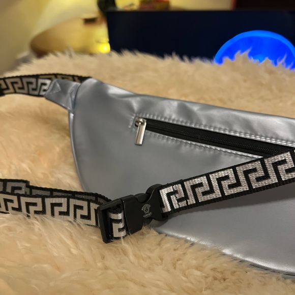 Fanny Pack Versace Adjustable Strap Good used condition!! - Picture 14 of 16